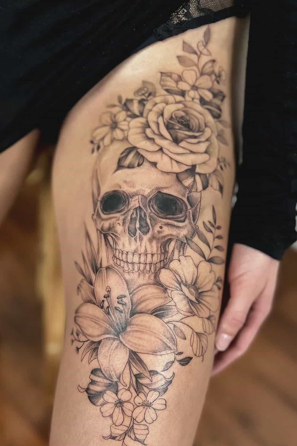 tatuagem-feminina-de-caveira-na-perna 