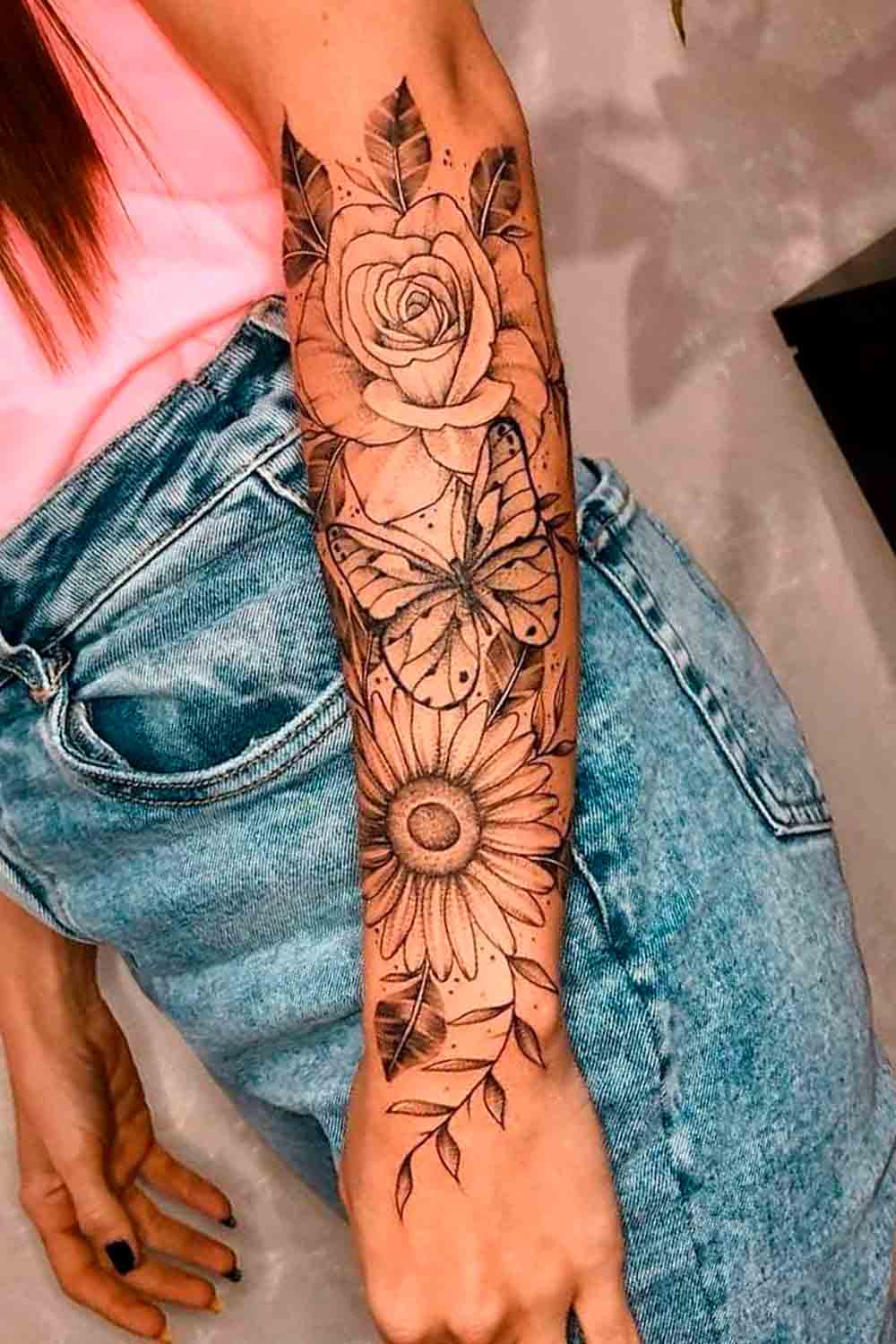 tatuagem-feminina-no-antebraco-de-girassol-borboleta-e-rosa 