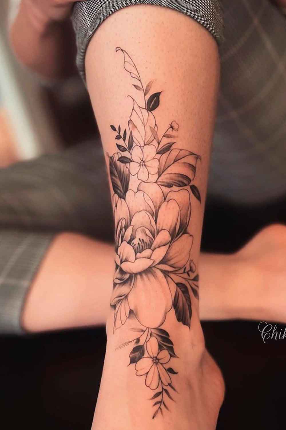 tatuagem-feminina-no-tornozelo-de-flores 
