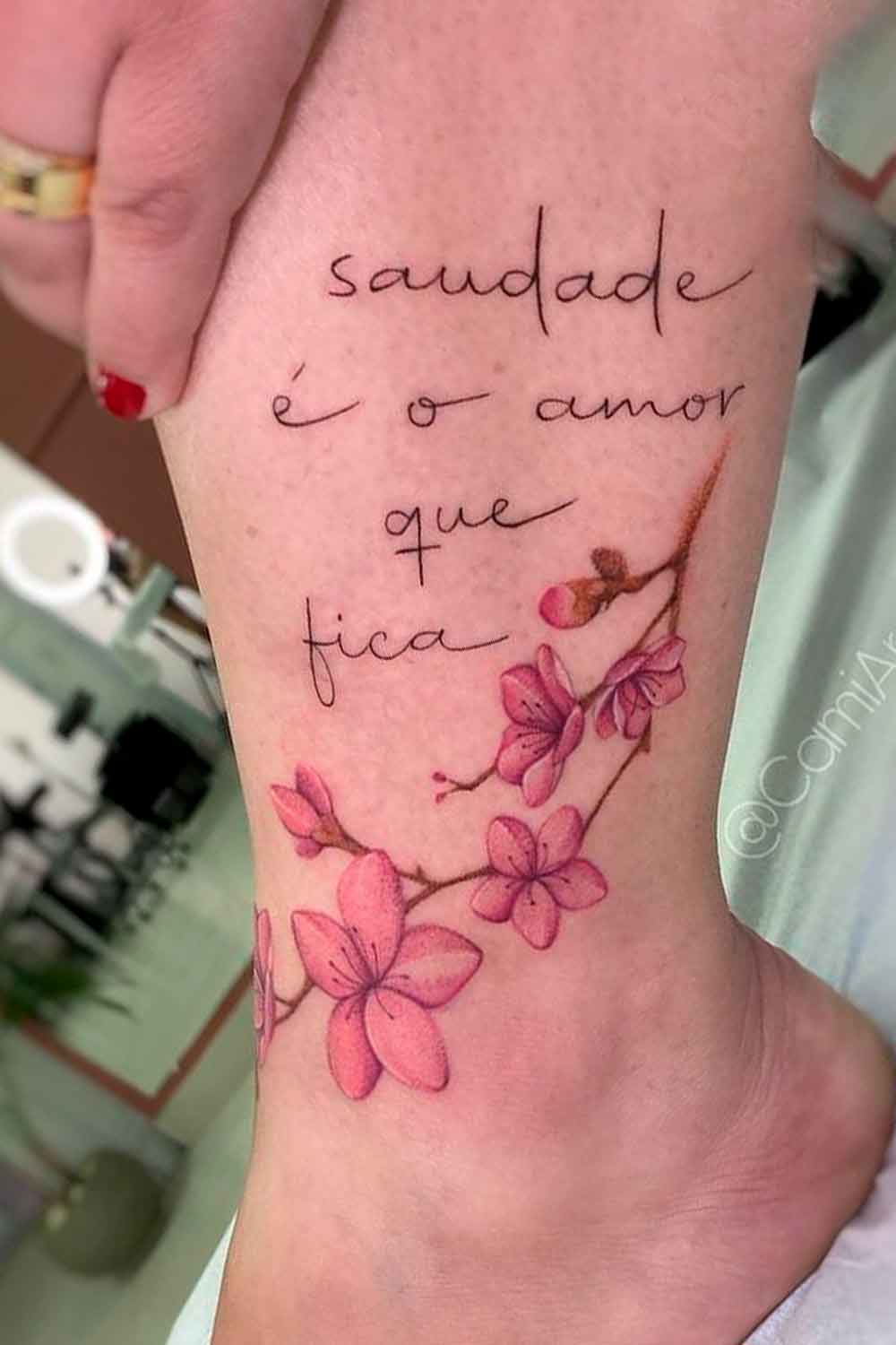 tatuagem-no-tornozelo-escrita 