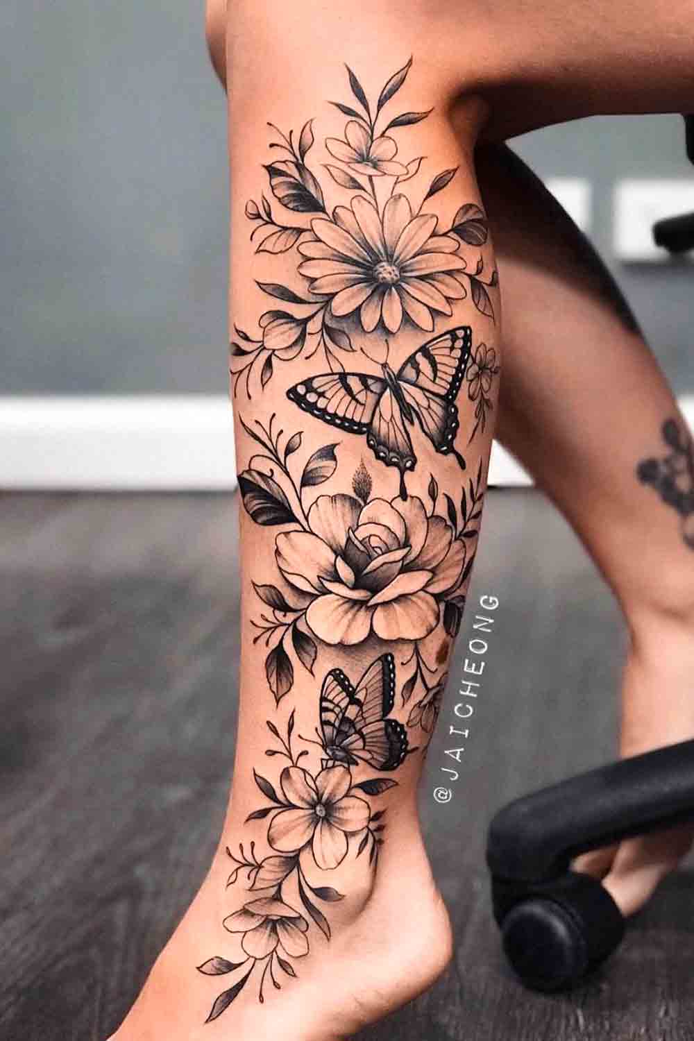 tatuagem-feminina-na-perna-de-borboleta-e-flores 