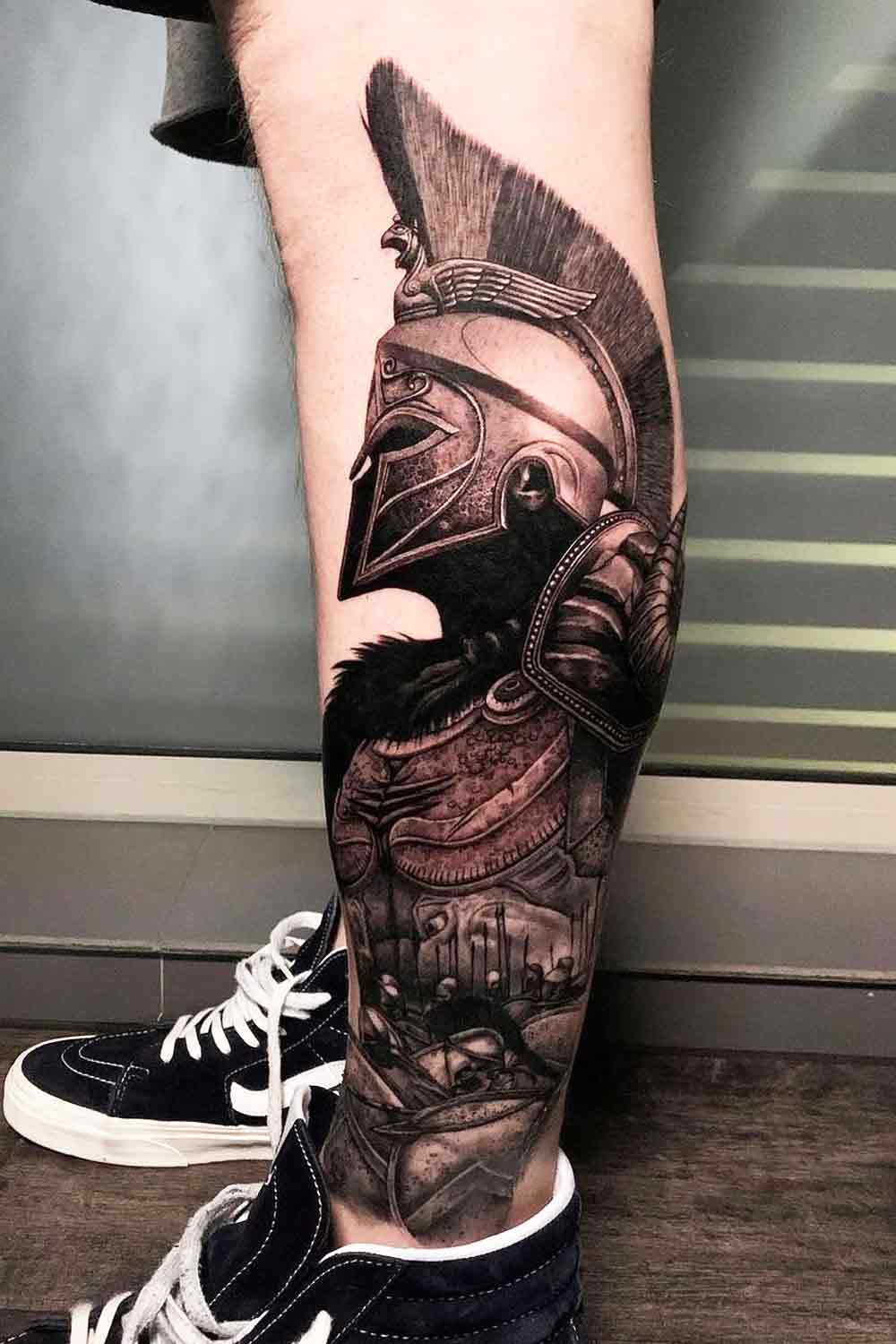 tatuagem-masculina-de-gladiador-na-perna 