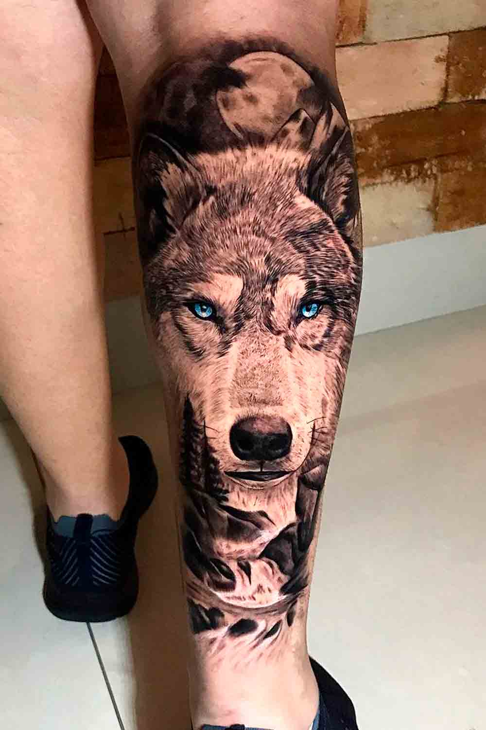 tatuagem-na-perna-de-lobo-realista 