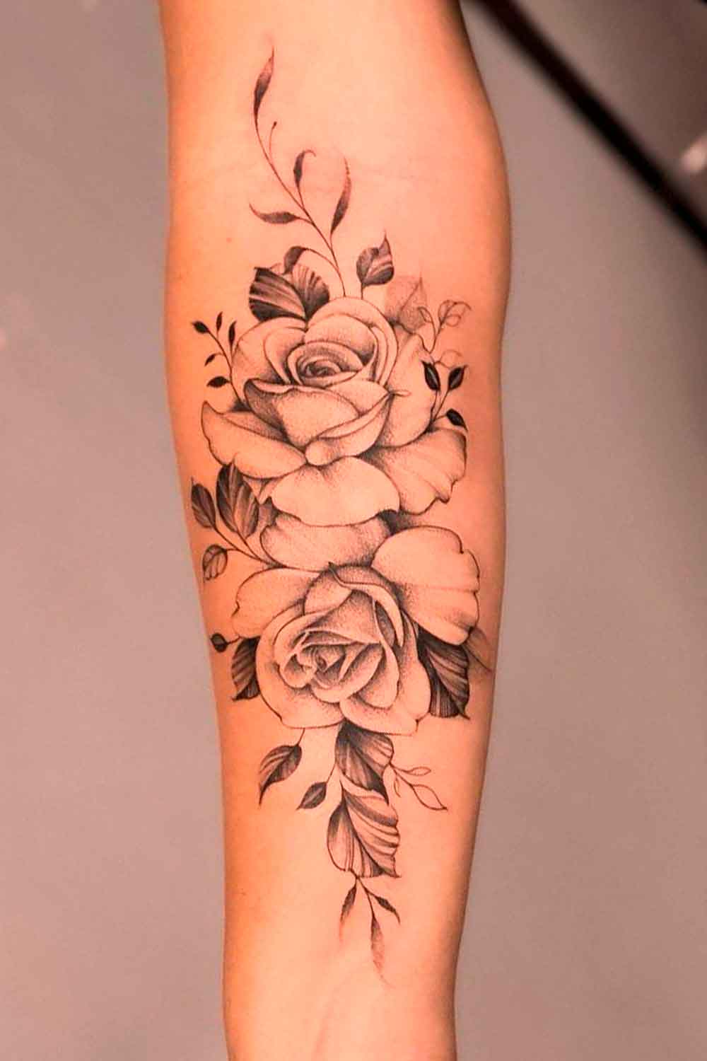 tatuagem-delicada-de-rosas-no-antebraco 