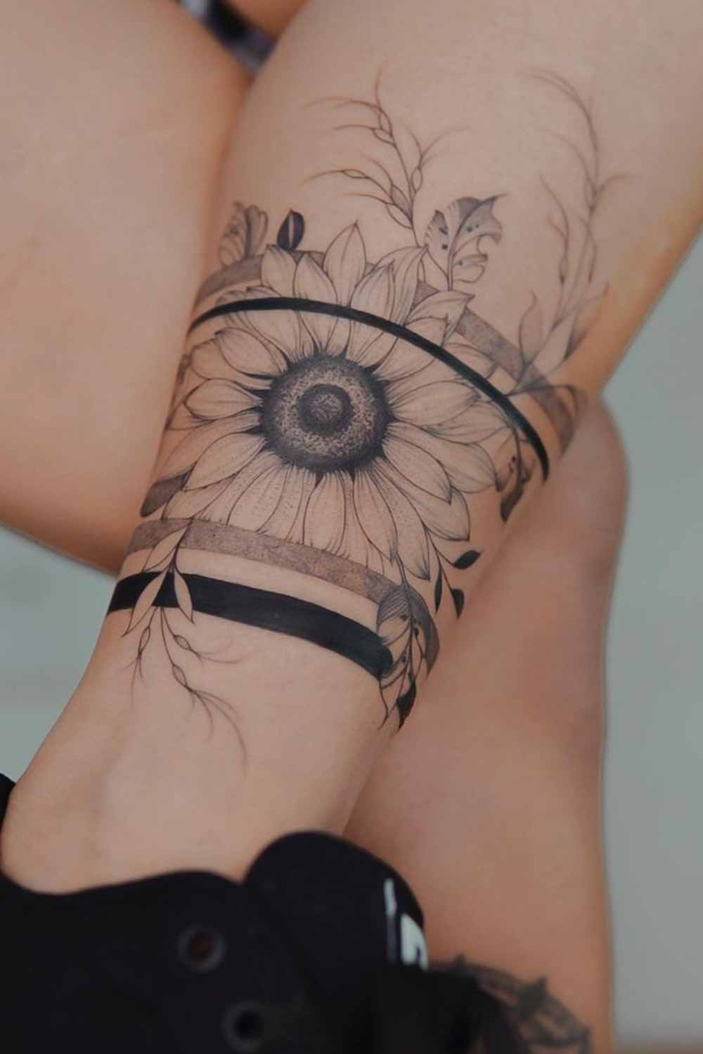 1-Tatuagem-floral-na-perna-@alanhartt 