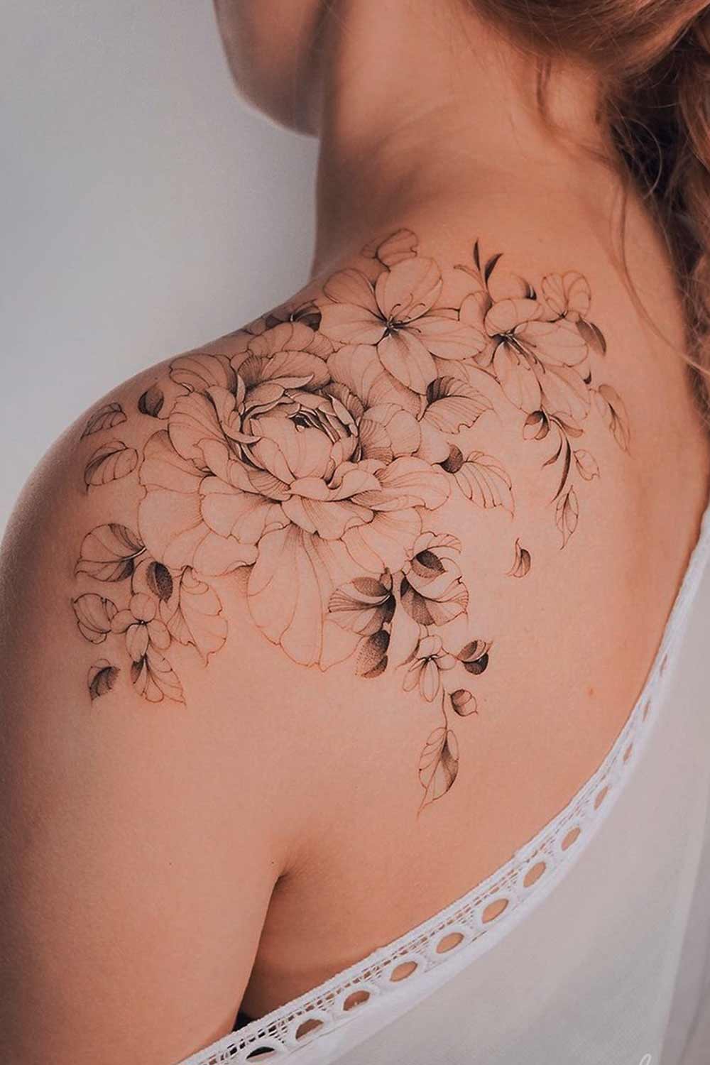 2-Tatuagem-floral-no-ombro-@karolinaszymanska_tattoo 