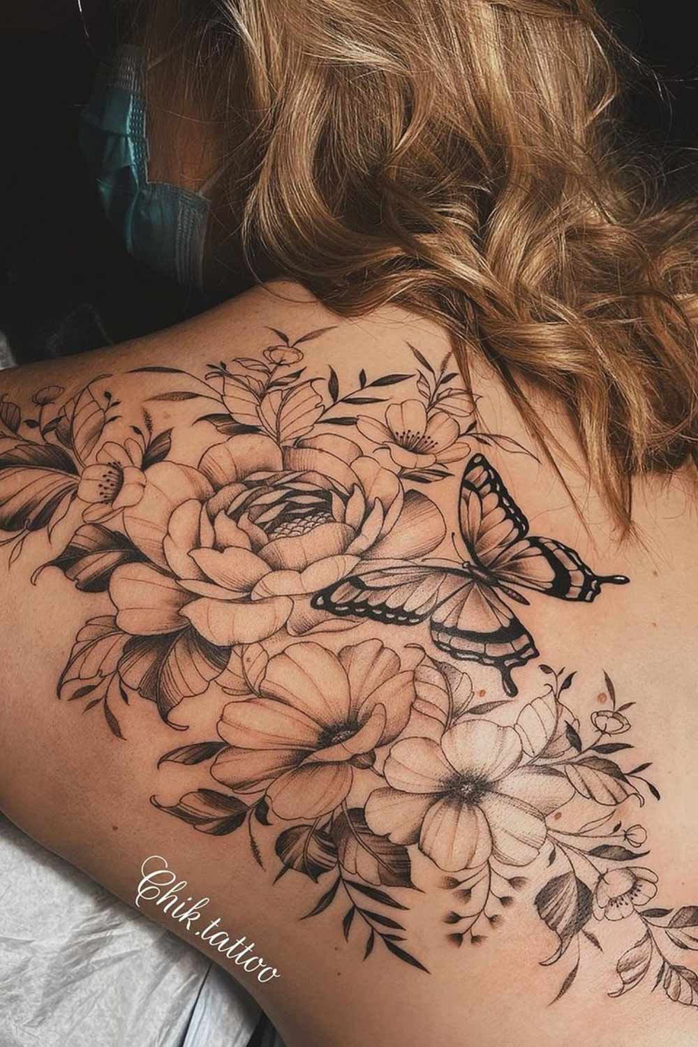 2-tatuagens-florais-nas-costas-@chik.tattoo 