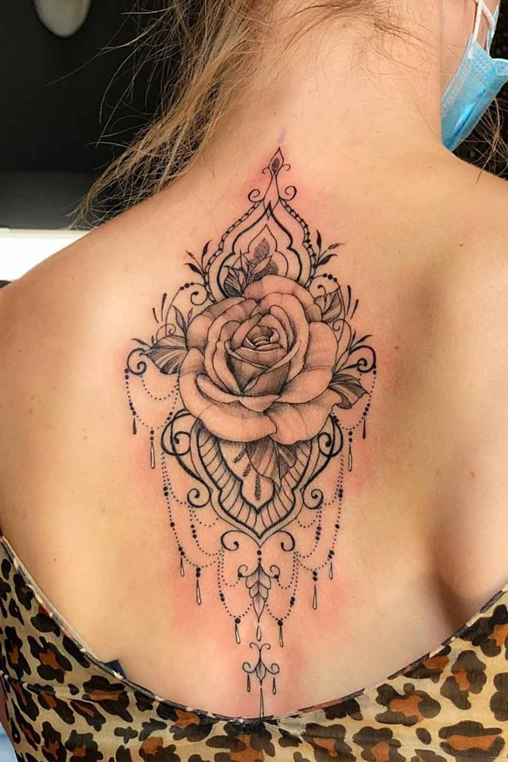 3-tatuagens-florais-nas-costas-@chik.tattoo 