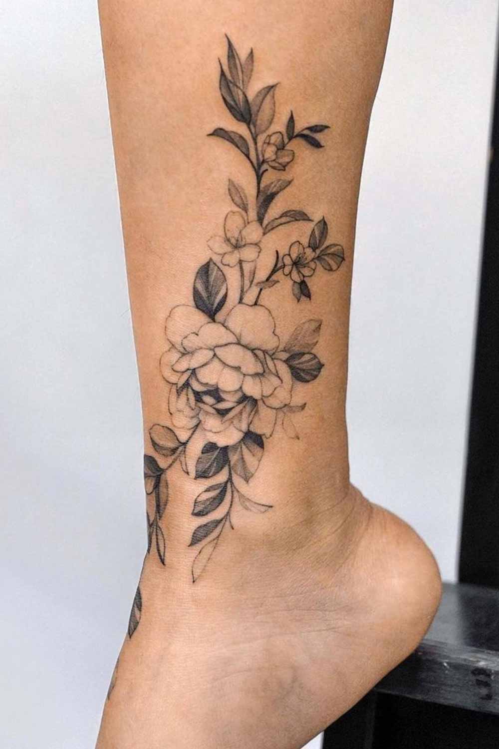 5-Tatuagem-floral-na-perna-@zeetattoo 