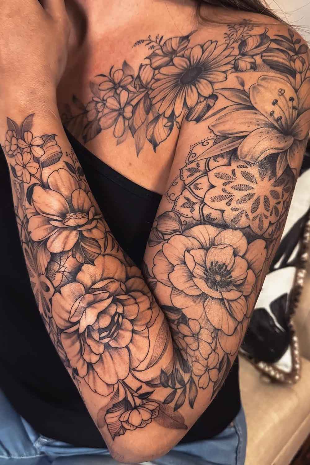 braco-fechado-de-tatuagens-florais-e-mandalas 