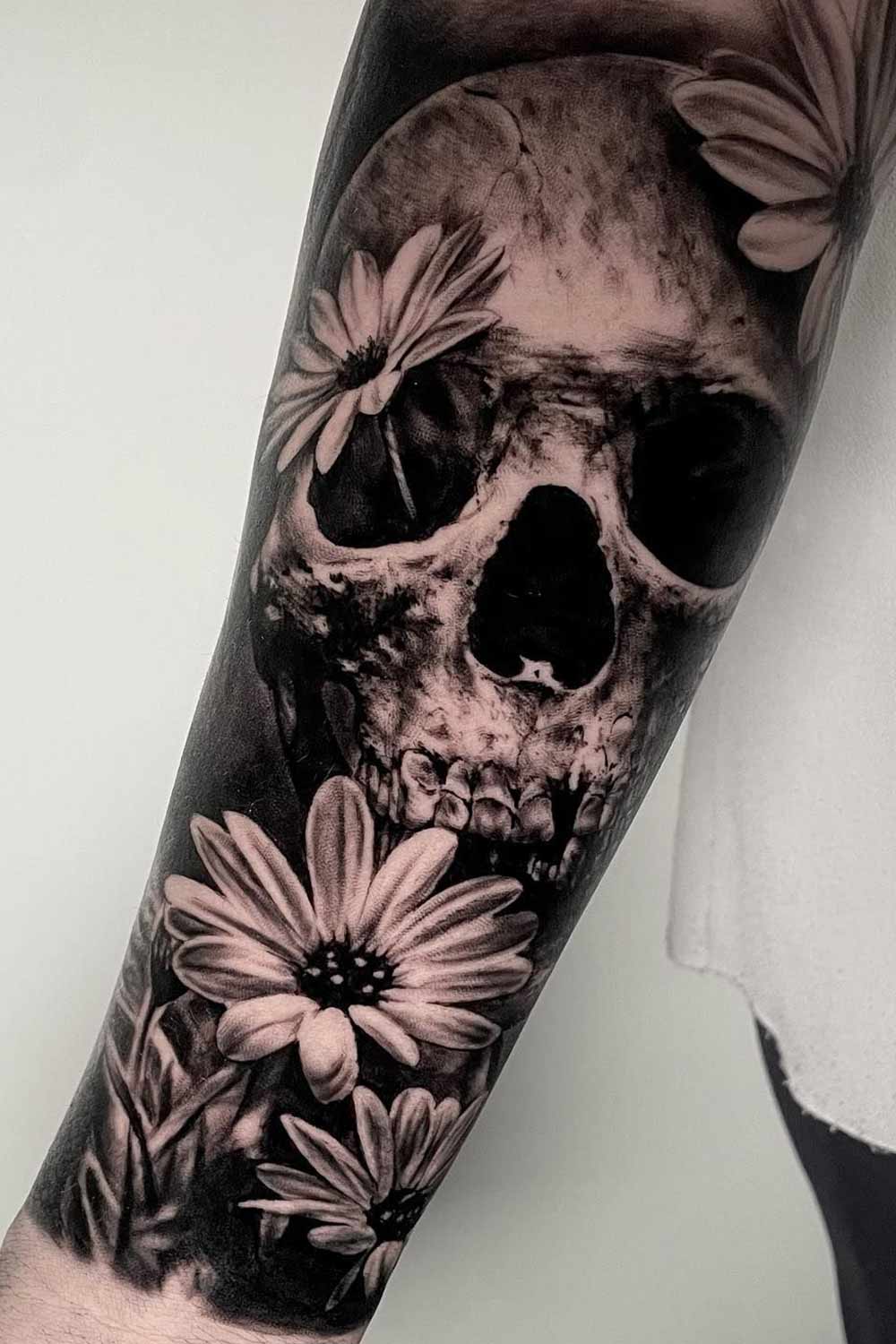 tatuagem-de-caveira-realista-com-flores 