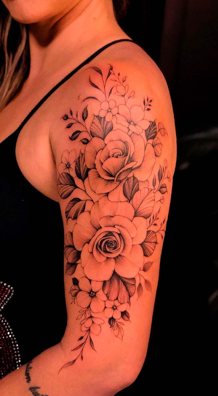 tatuagem-de-flor-na-parte-sueprior-do-braco-feminino 