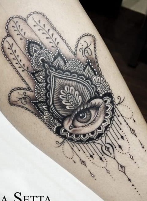 Tatuagem-feminina-de-hamsá-15 