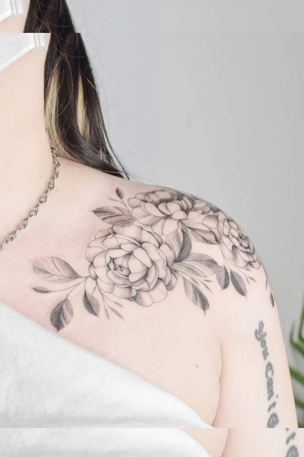 tatuagem-de-flores-no-ombro 