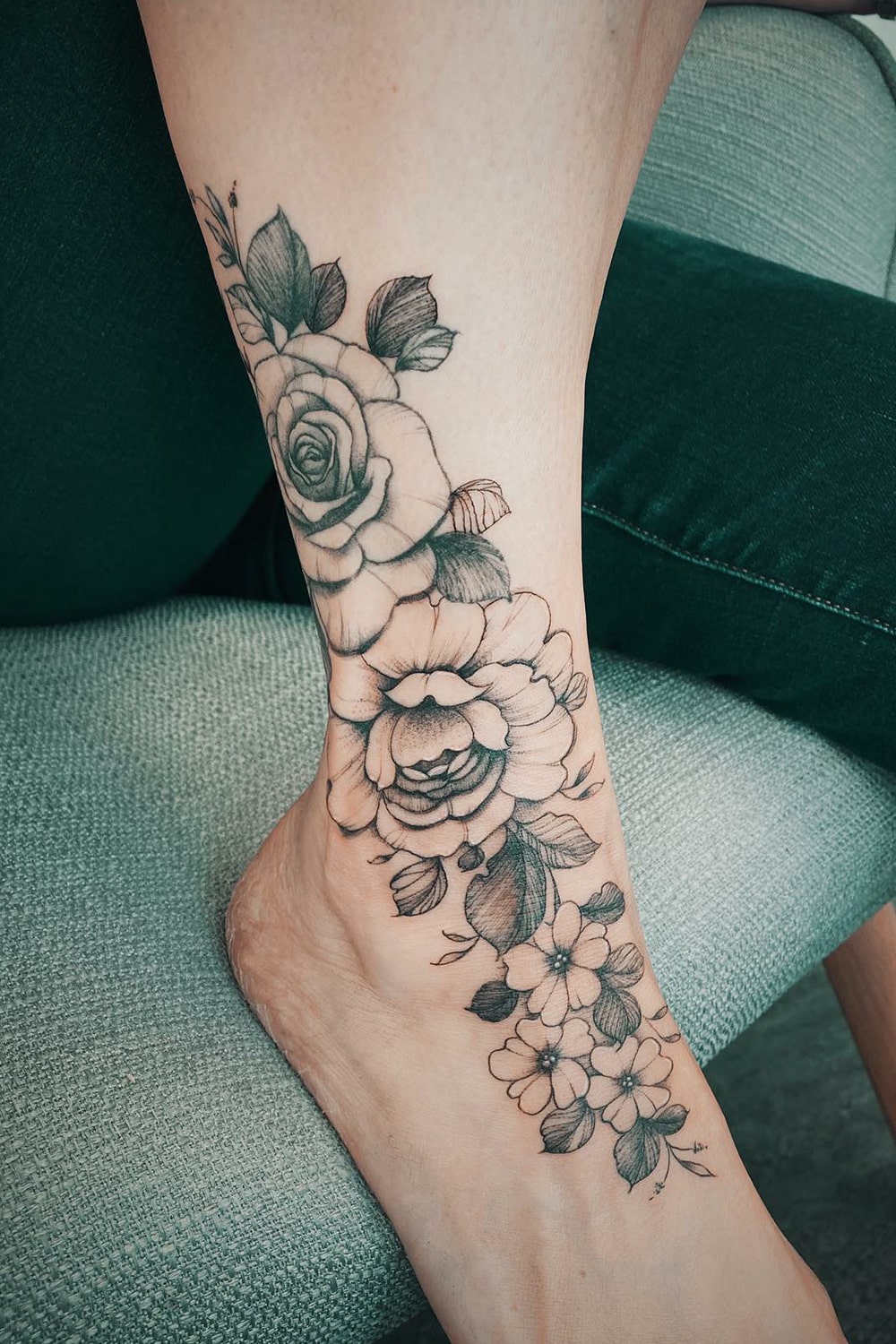 tatuagem-de-flores-no-tornozelo 