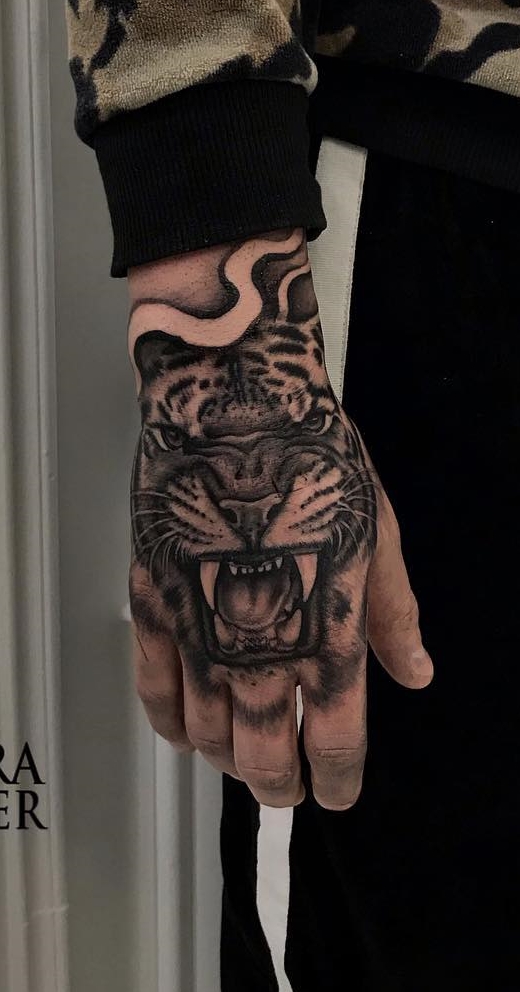 tatuagem-de-tigre-na-mão 