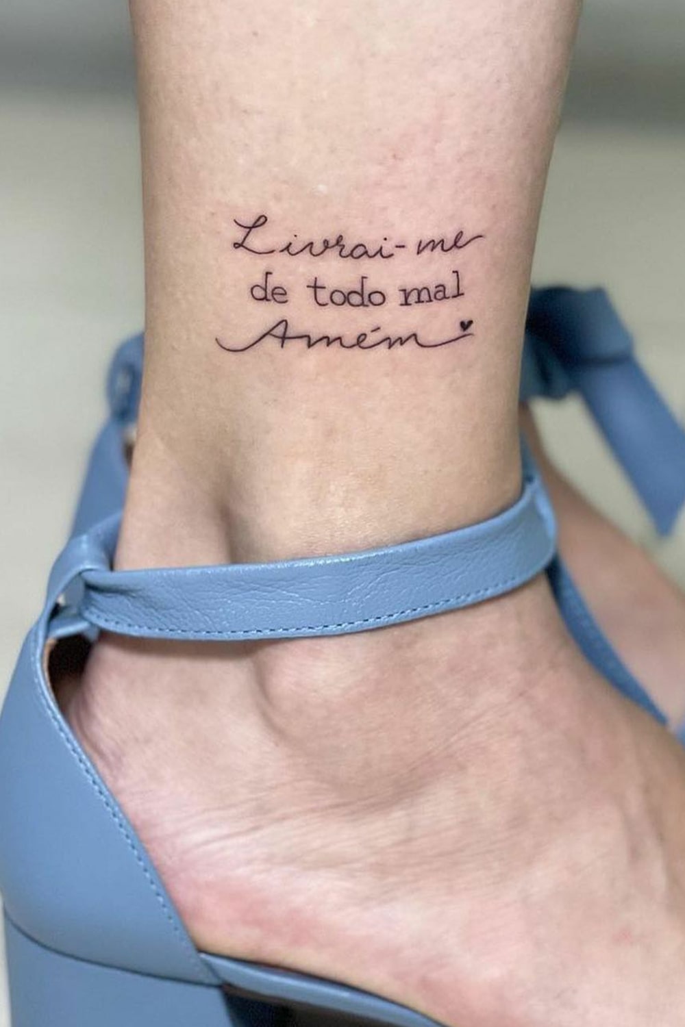 tatuagem-escrita-no-tornozelo 