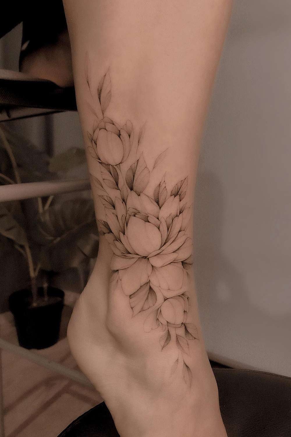 tatuagem-floral-e-delicada-no-tornozelo 