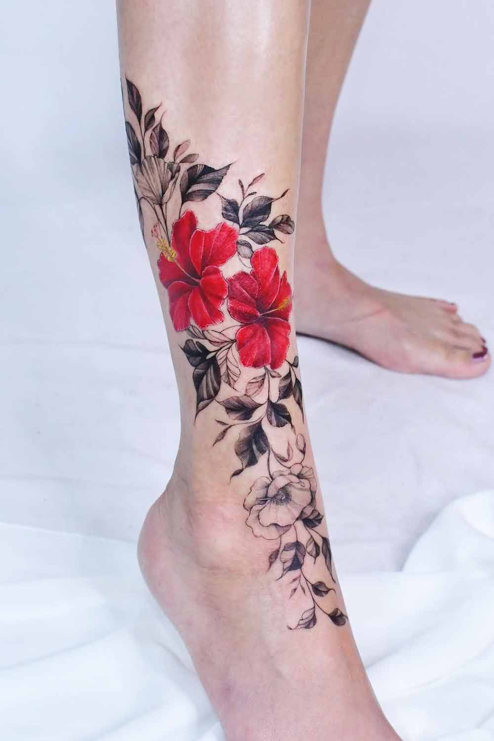 tatuagem-floral-no-tornozelo-com-flor-vermelha 
