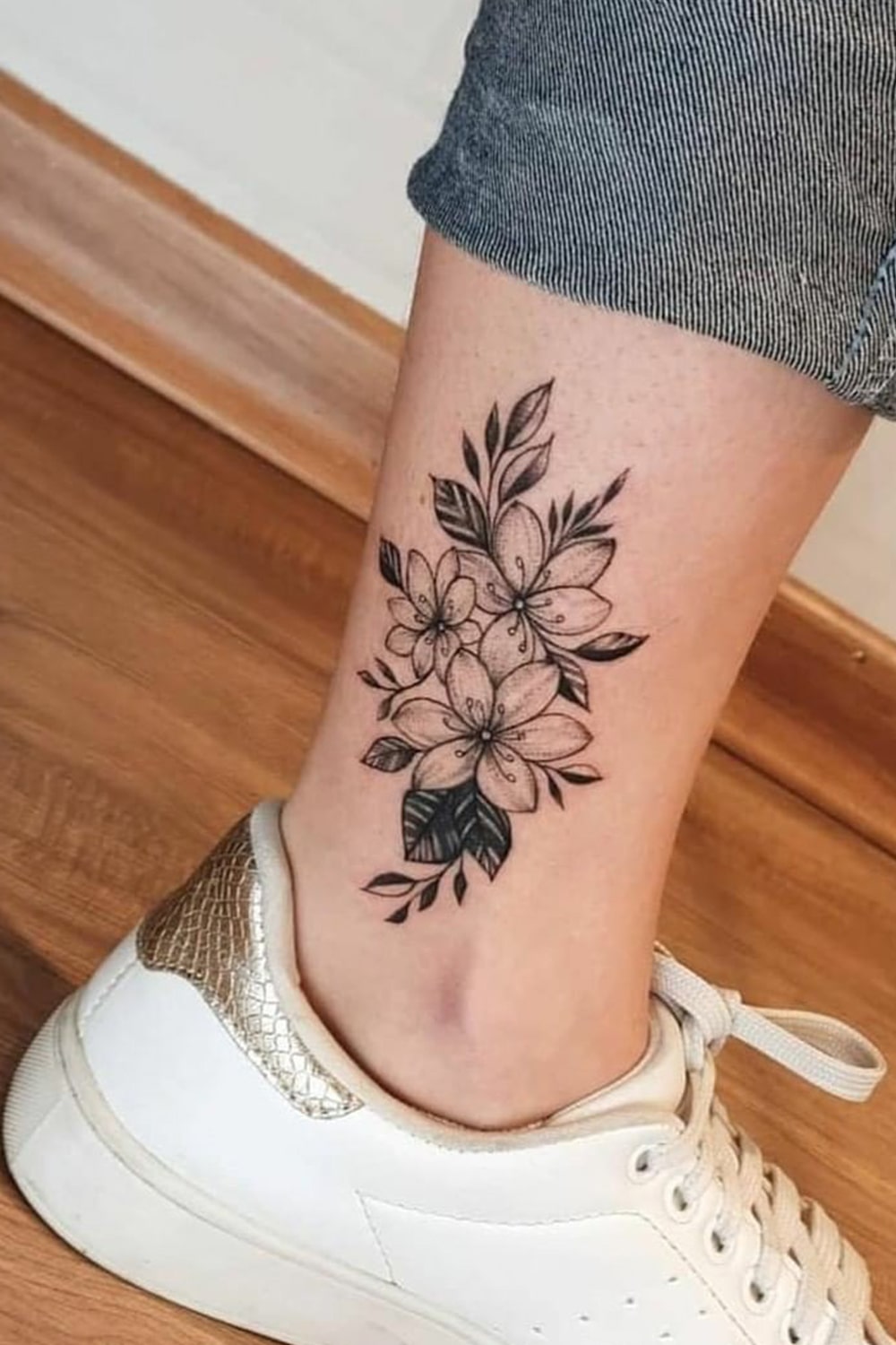 tatuagem-floral-no-tornozelo 