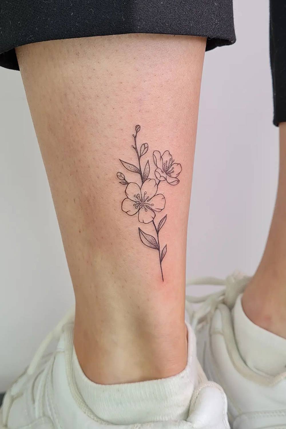 tatuagem-floral-pequena-no-tornozelo 