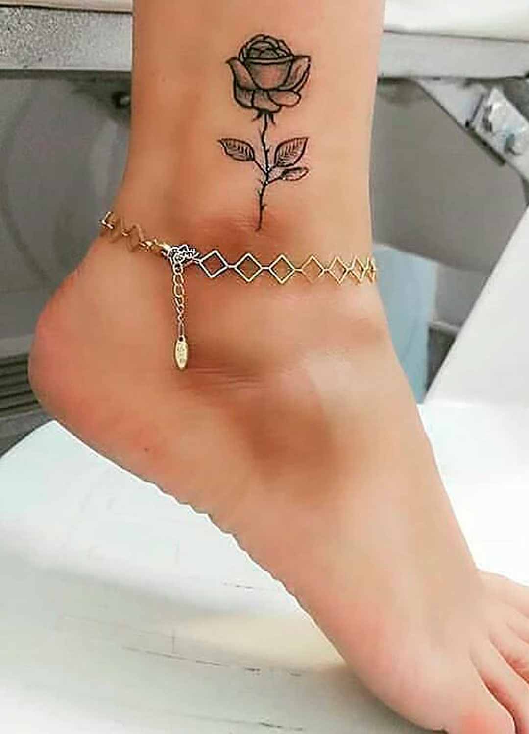 tatuagem-no-tornozelo-de-rosa 