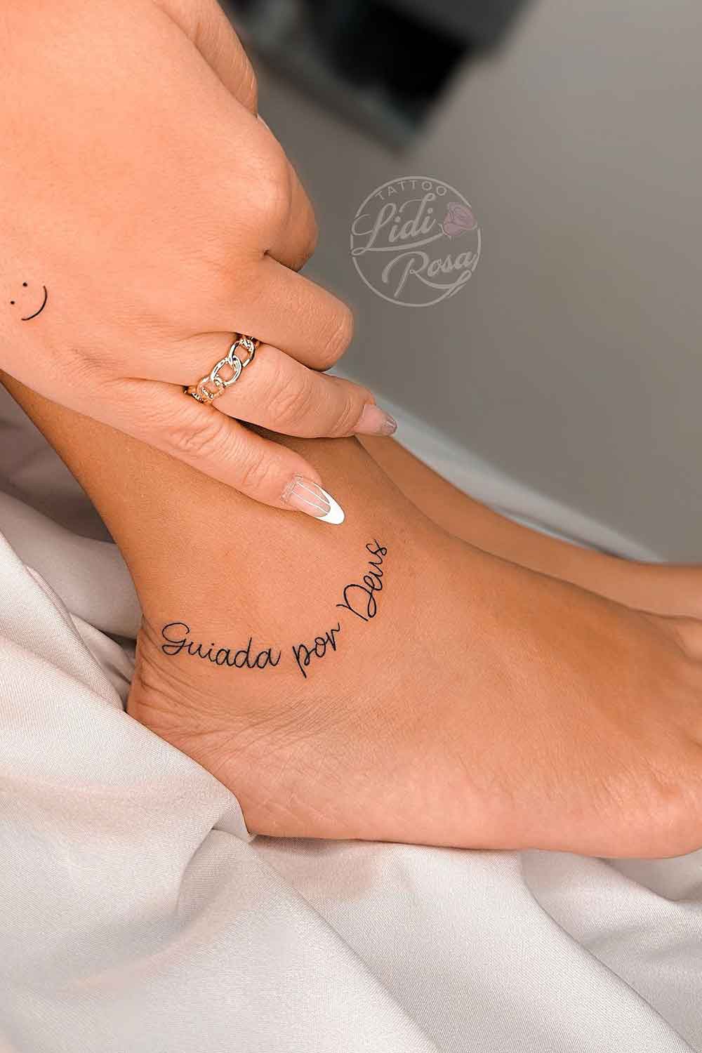 Guiado por Deus” Tattoo na mão  Tatuagem, Tatuagens femininas