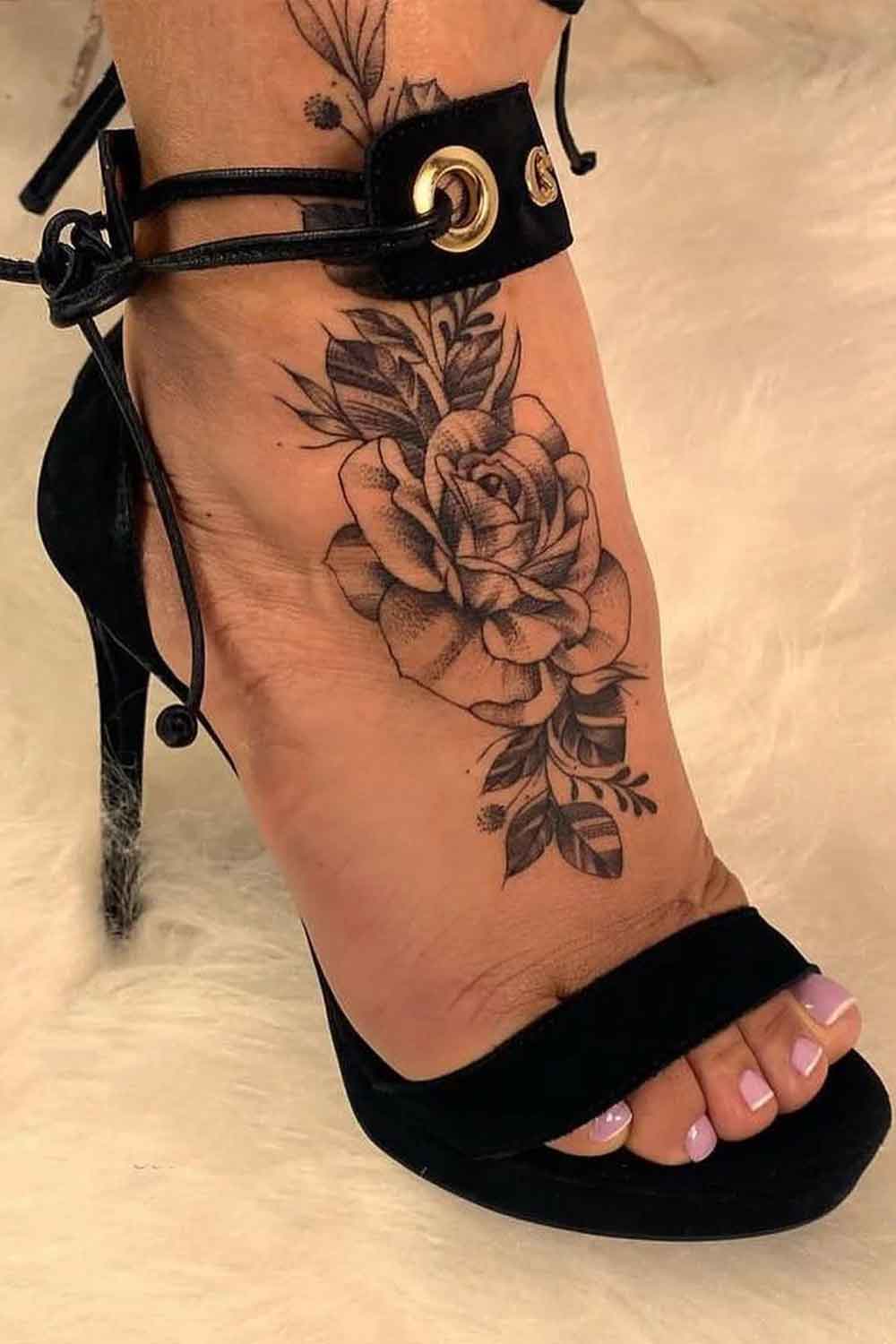 tatuagem-de-flores-no-pe 