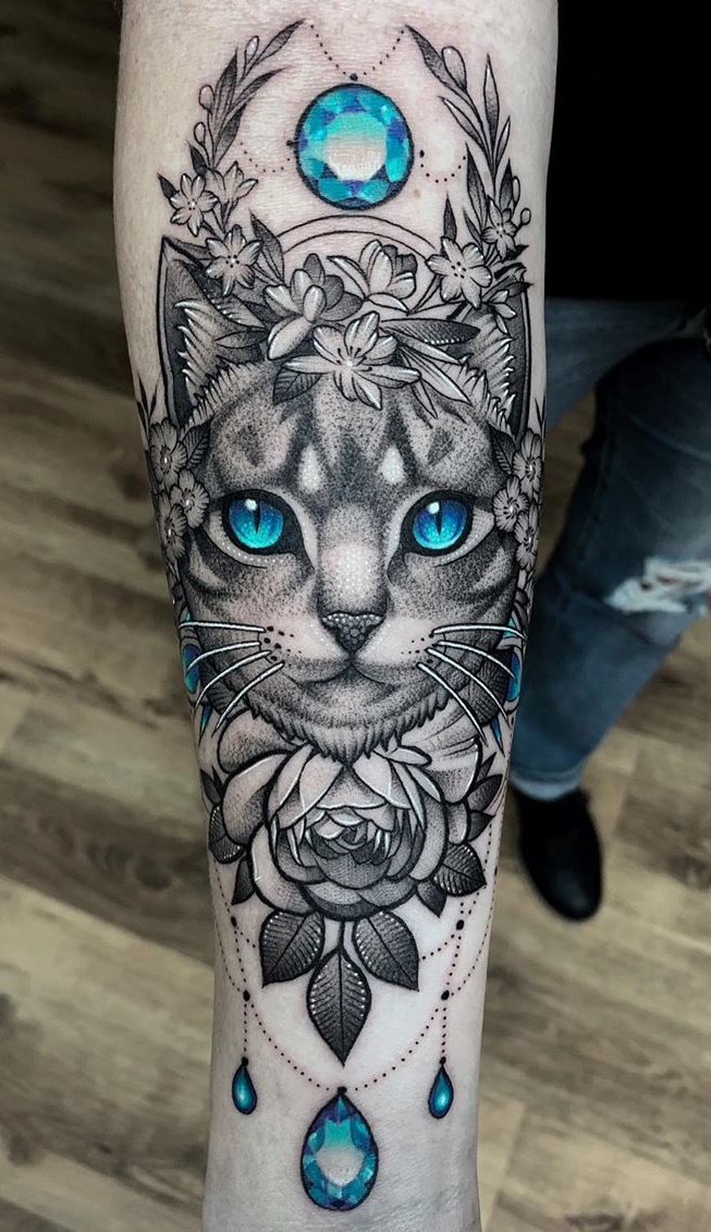 tatuagem-feminina-de-gato-no-antebraço 