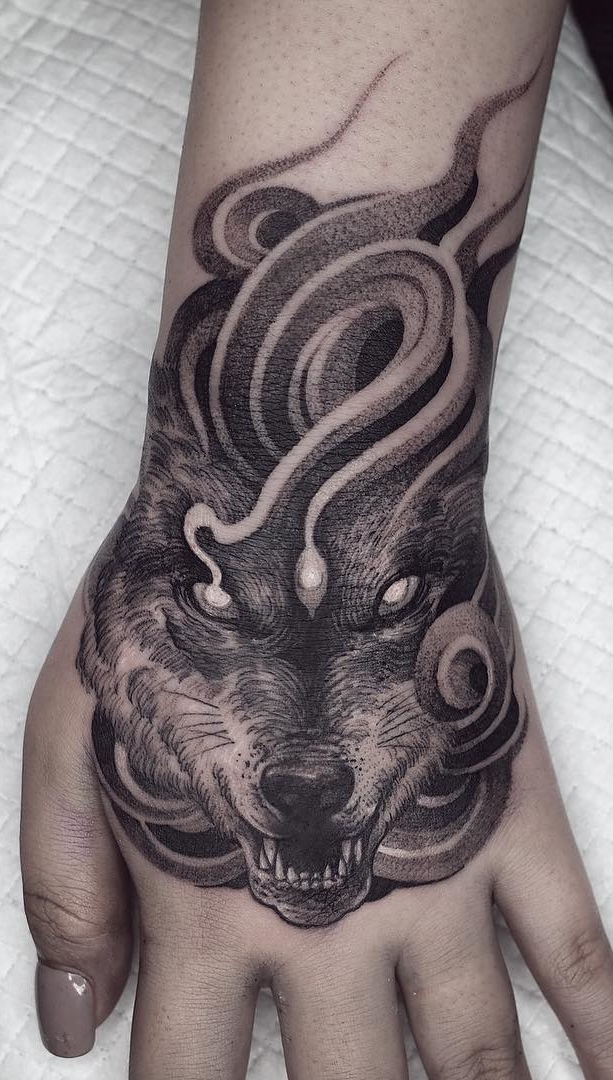 Tatuagem-de-lobo-na-mão 