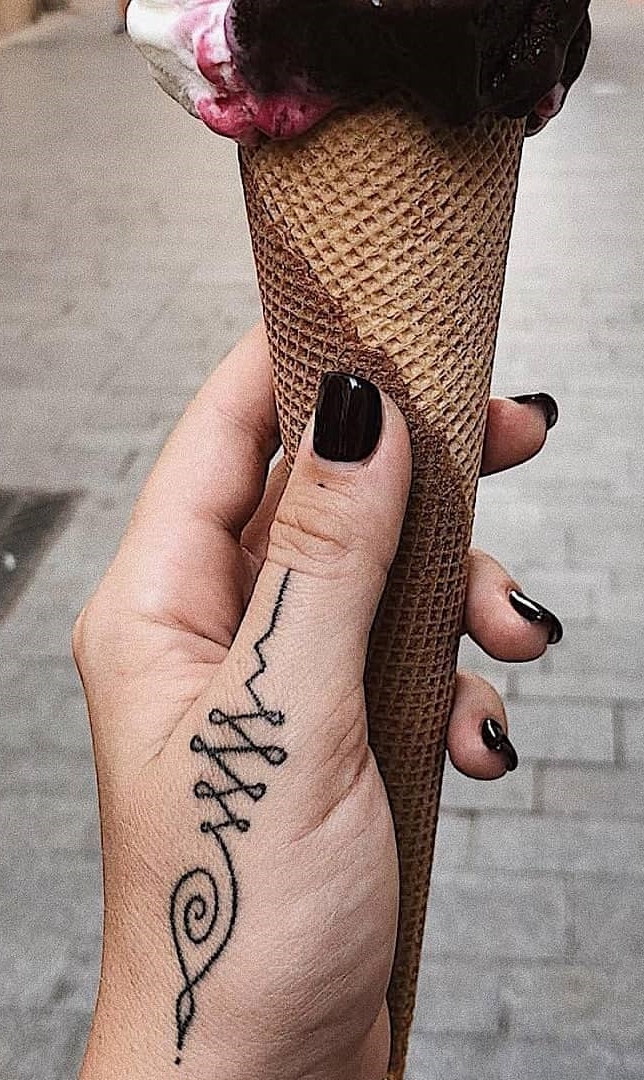 Tatuagem-feminina-na-mão 