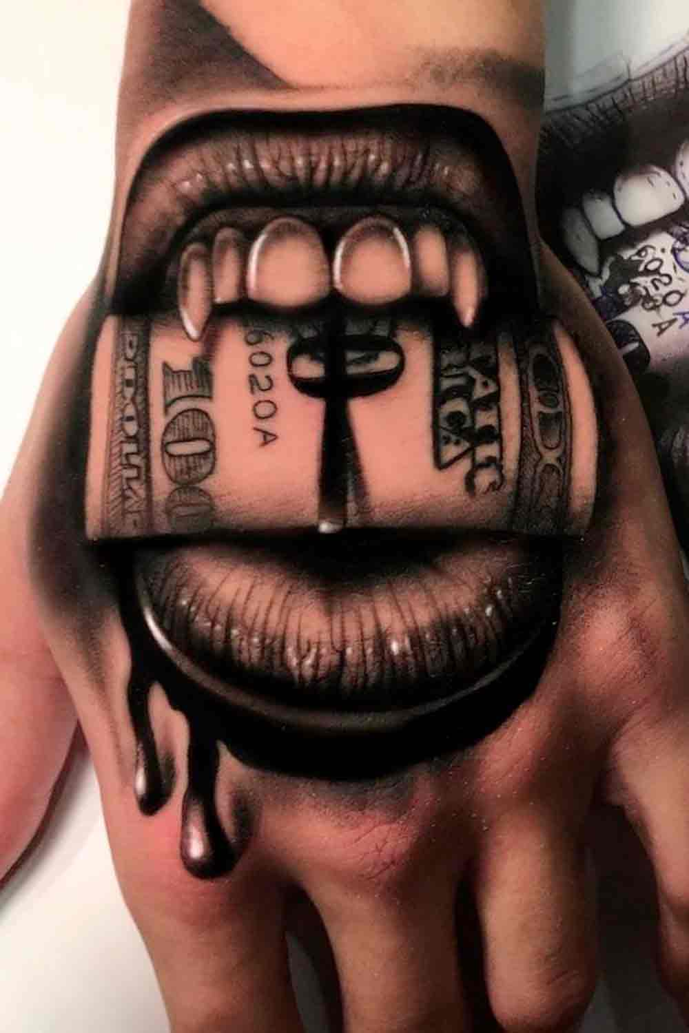 tatuagem-de-boca-segurando-dinheiro-na-mao 