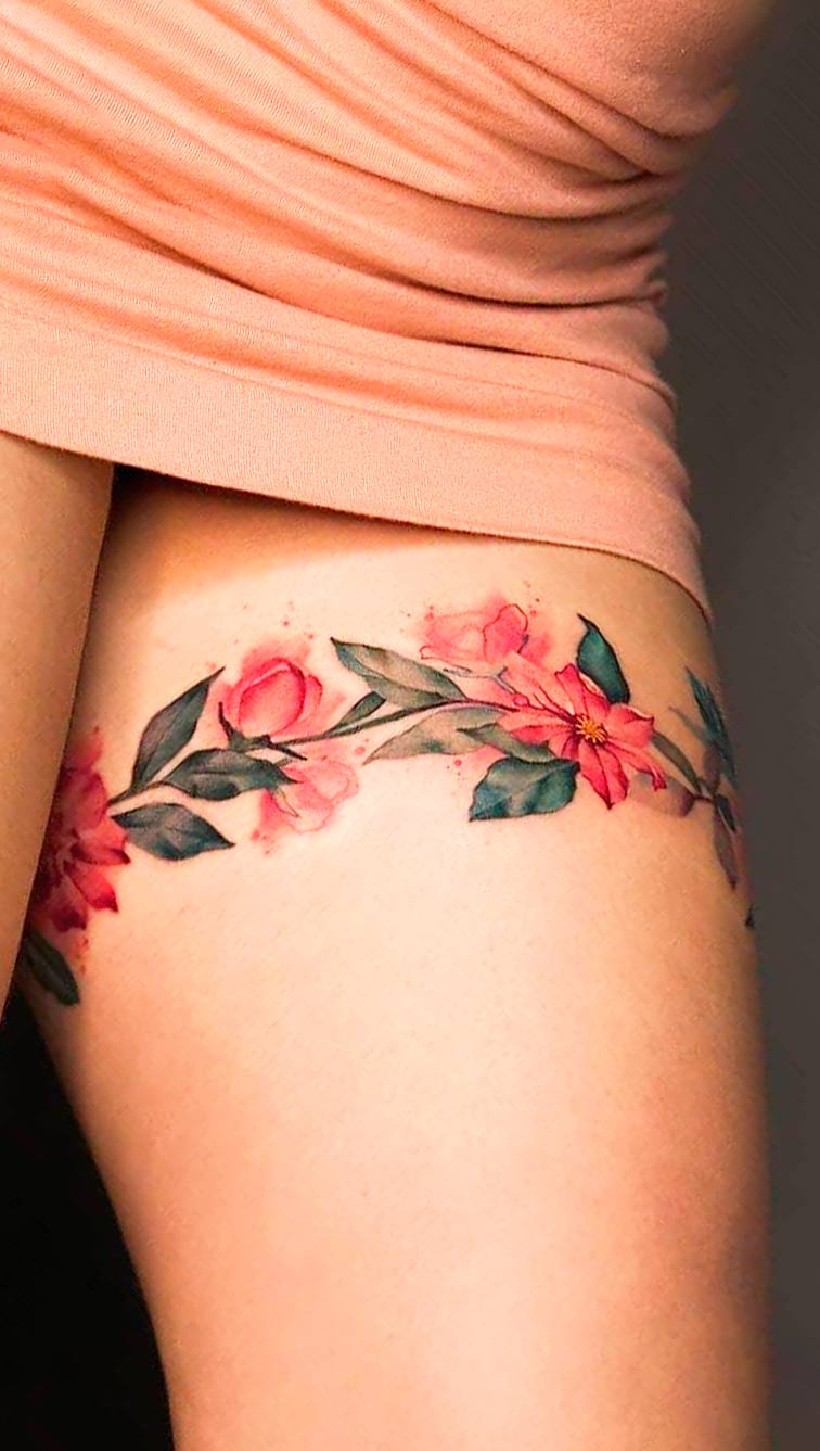 tatuagem-de-flor-na-coxa 