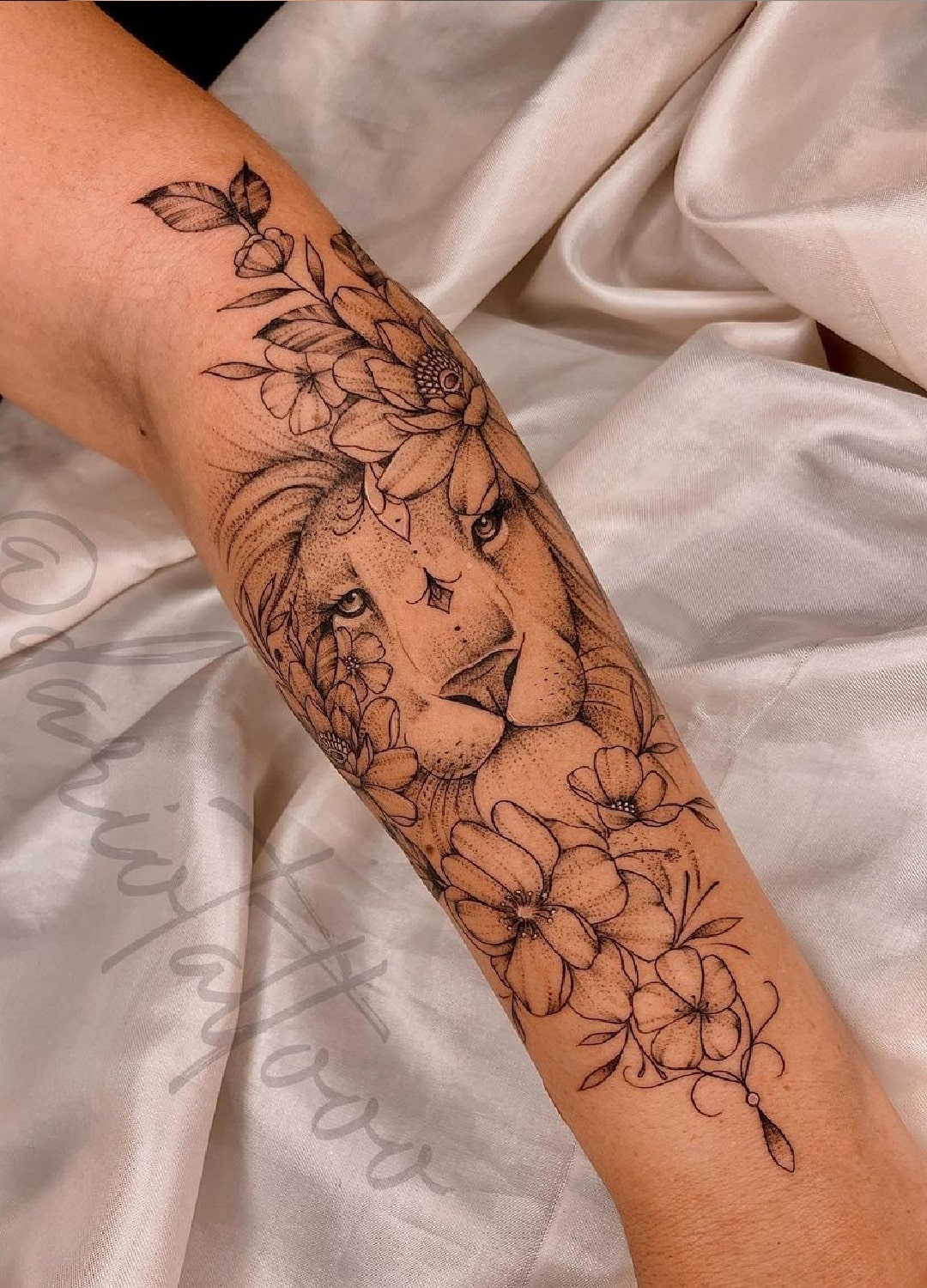 tatuagem-de-leao-feminina-no-antebraco-com-flores 