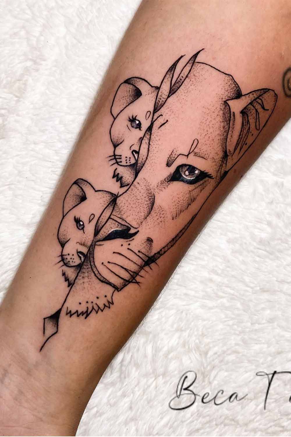 tatuagem-de-leoa-com-filhotes 