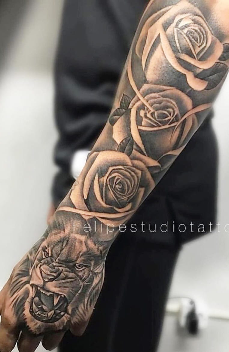 tatuagem-de-leão-na-mão-e-rosas-no-antebraço 