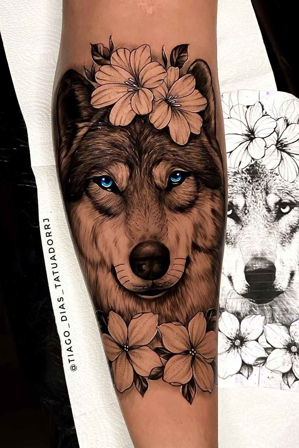 tatuagem-de-lobo-do-olhos-azuis-e-flores 