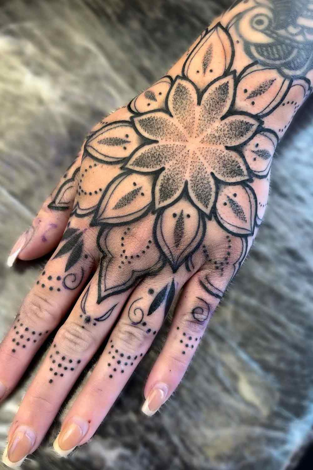 tatuagem-de-mandala-na-mao-feminina 