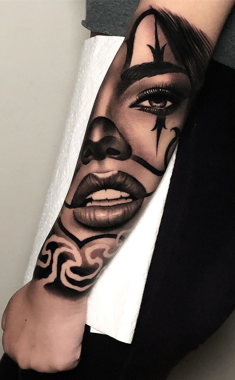 tatuagem-de-rosto-de-mulher-no-antebraço 