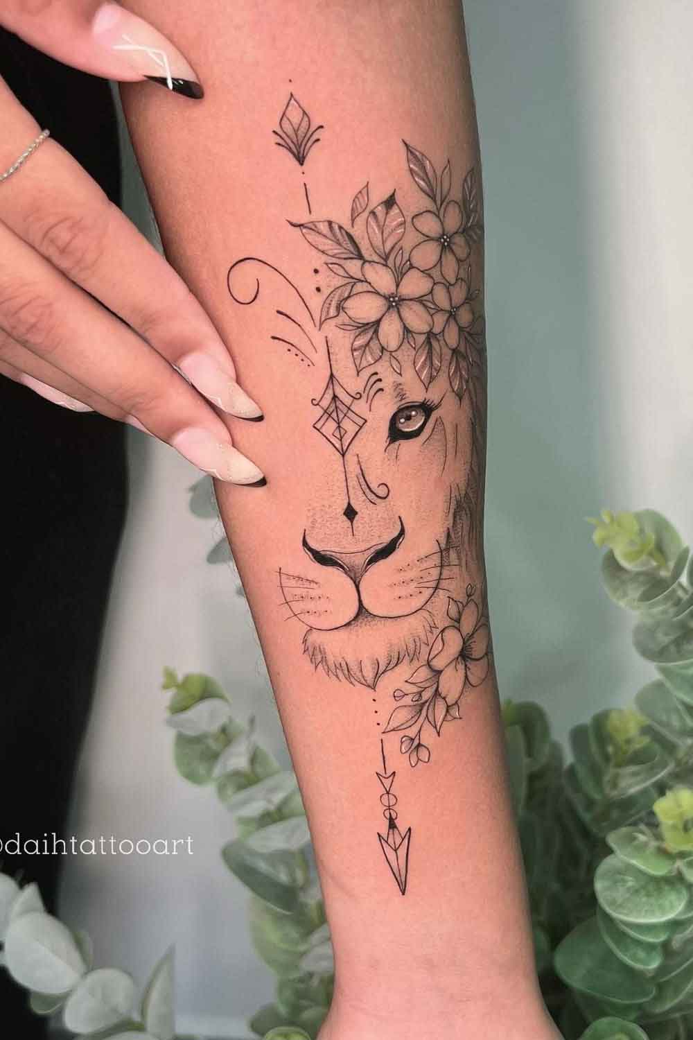 tatuagem-delicada-de-leao-com-flores 