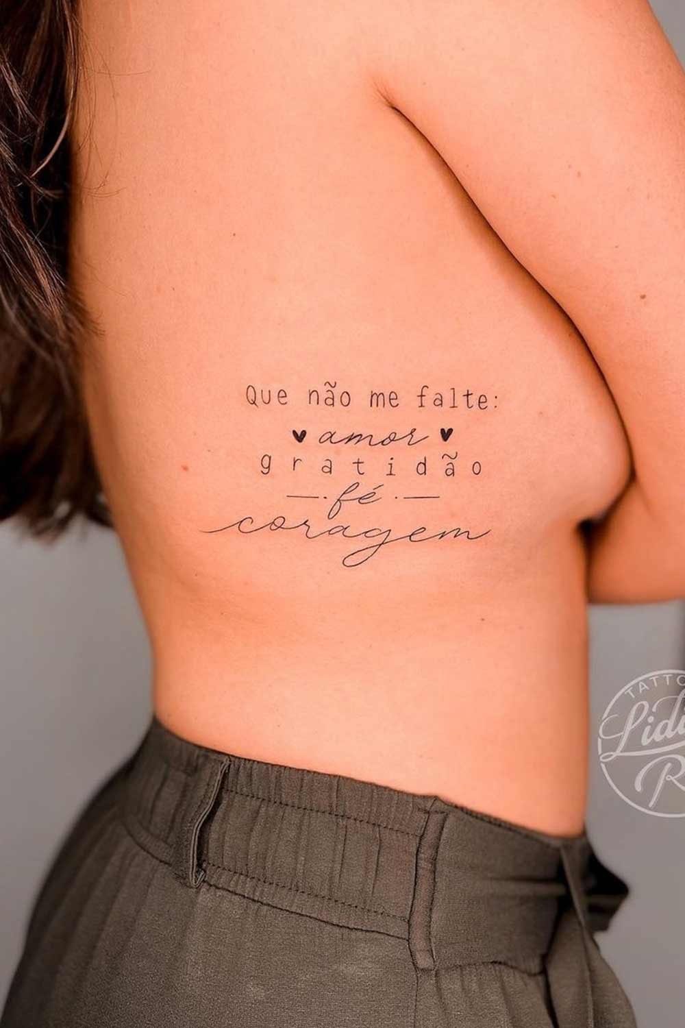 tatuagem-escrito-que-nao-me-falte-amor-gratidao-fe-e-coragem 