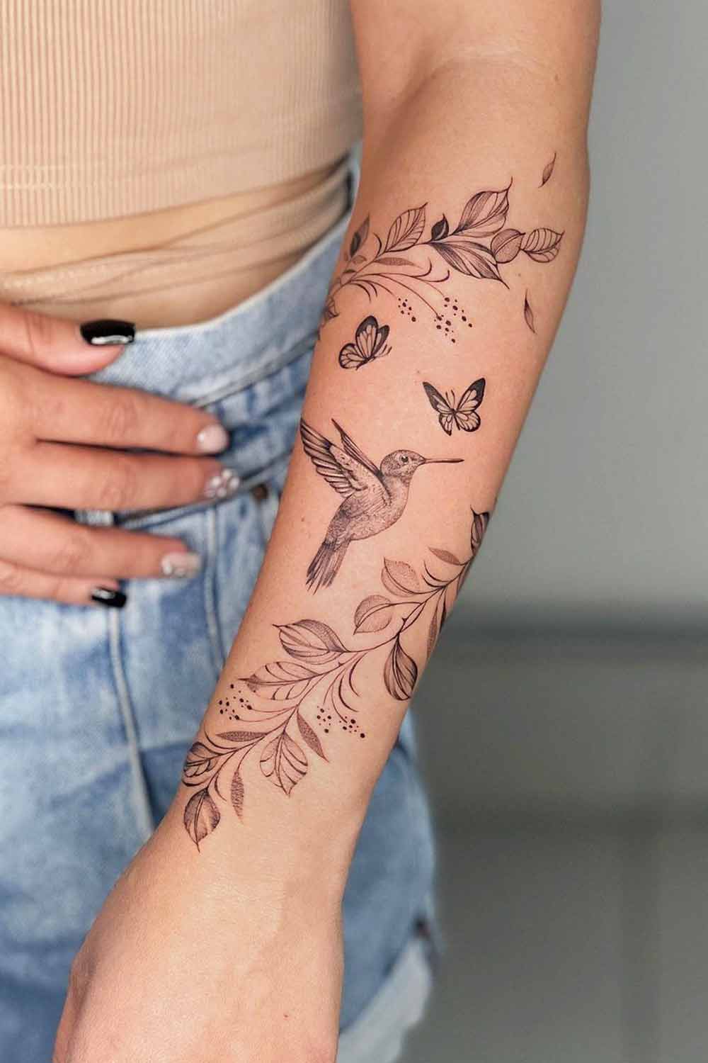 tatuagem-feminina-de-beija-flor-com-borboletas 