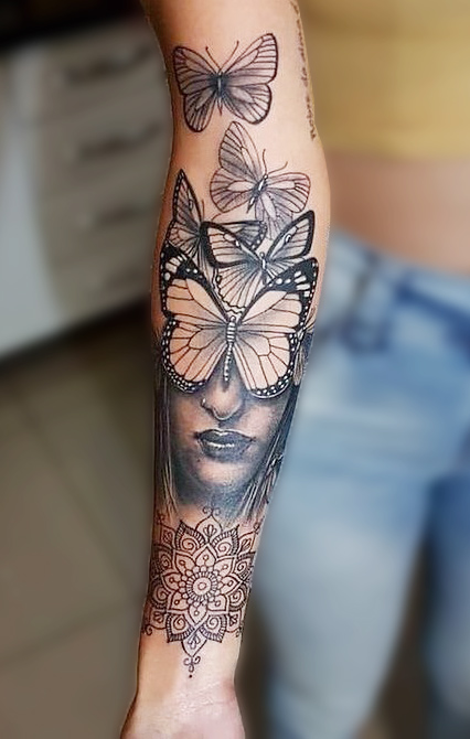 tatuagem-feminina-de-borboleta-no-antebraço 