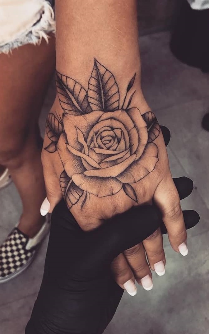 tatuagem-feminina-de-rosa-na-mão-2 