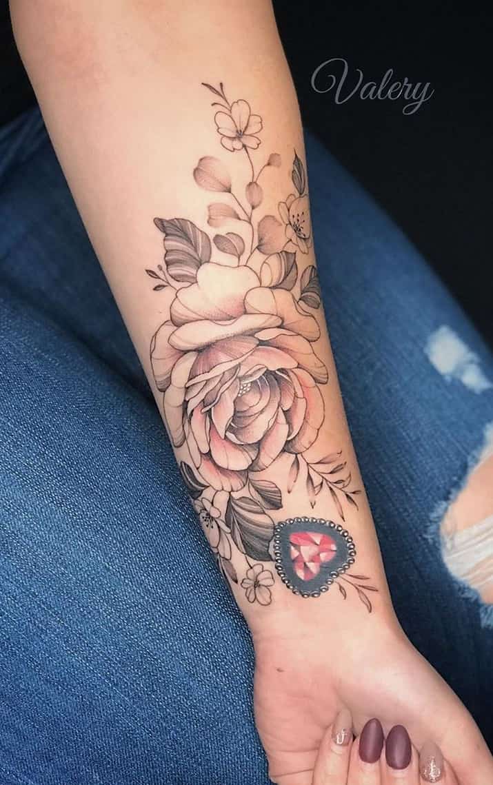 tatuagem-feminina-florida-no-antebraço 