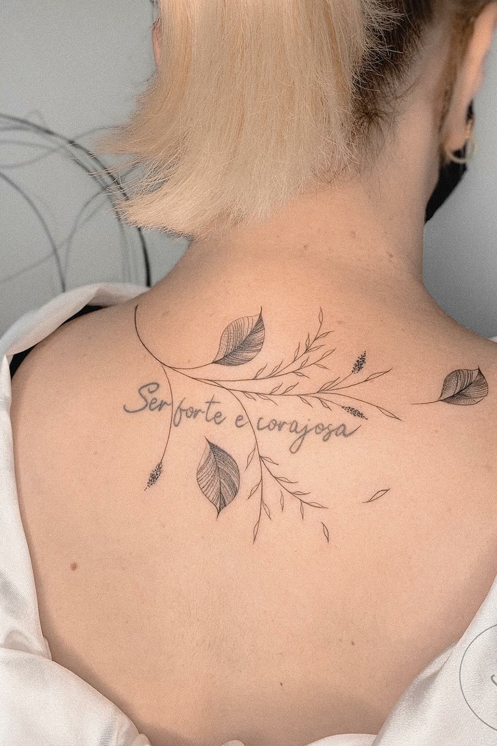 tatuagem-na-nuca-escrito-seja-forte-e-corajosa 