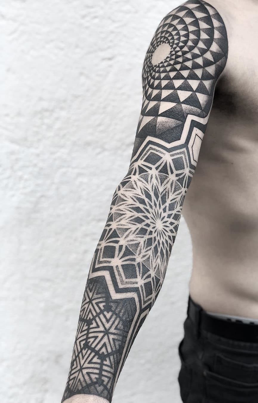 braços-fechados-de-tatuagens-geométricas-10 