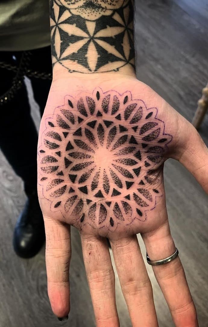 tatuagem-geométricas-na-mão-1 
