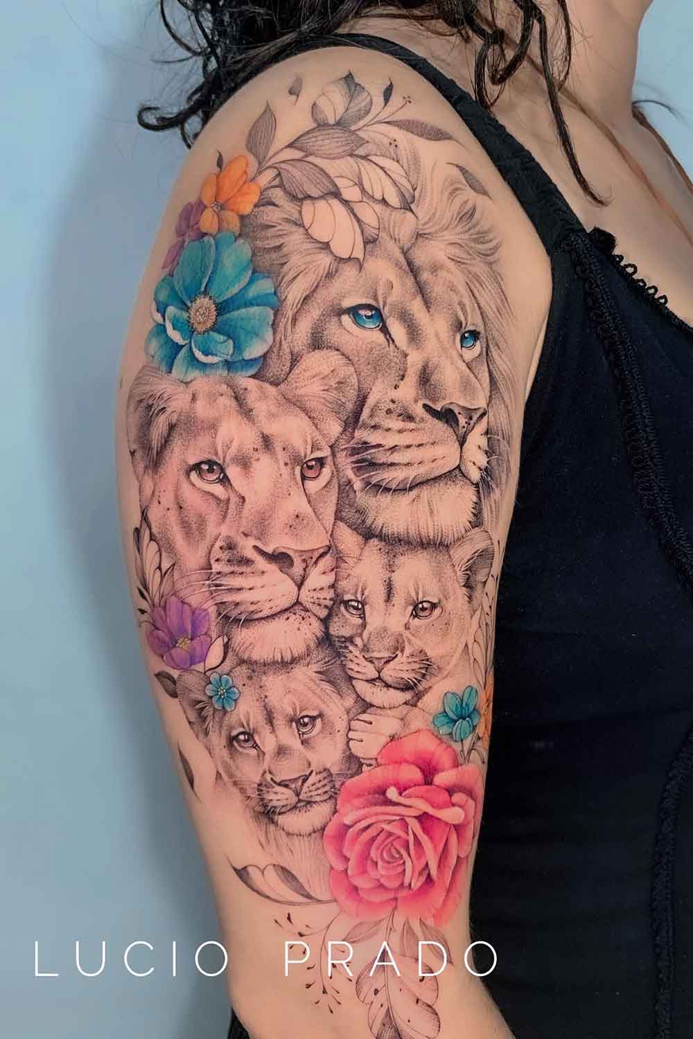 tatuagem-2024-de-leao-leoa-e-filhotes 