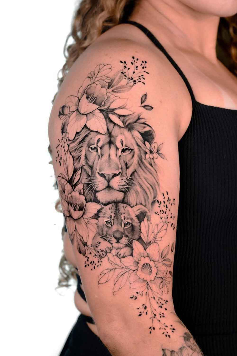 tatuagem-feminina-no-braco-de-leao-com-floral 